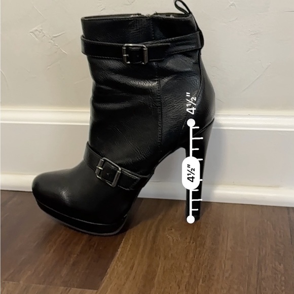 Vera Wang Booties - Picture 3 of 7